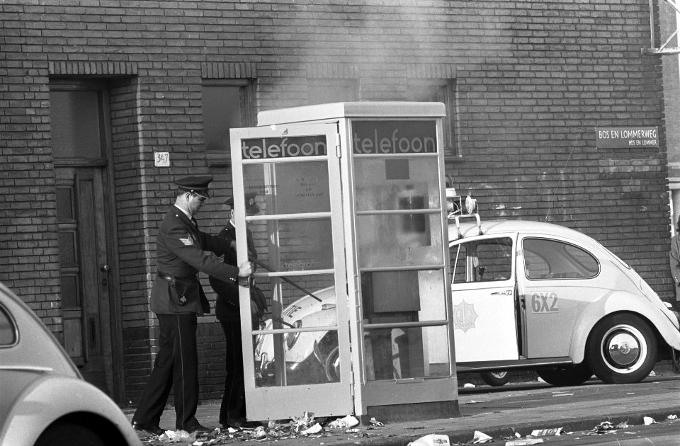 Luilak, een telefooncel op Bosch en Lommerplein in brand Politie aan het blussen, Bestanddeelnr 921-4075