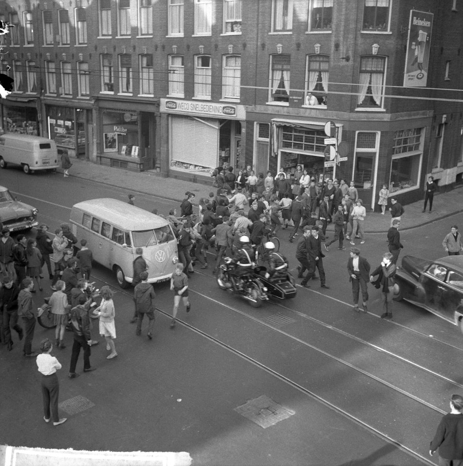 Luilak in Amsterdam, de jeugd versperde de trambaan in de Van Woustraat, Bestanddeelnr 915-2139