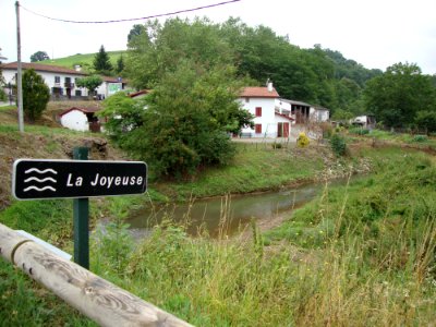Luisenialdea (Lantabat, Pyr-Atl, Fr) le hameau et la Joyeuse