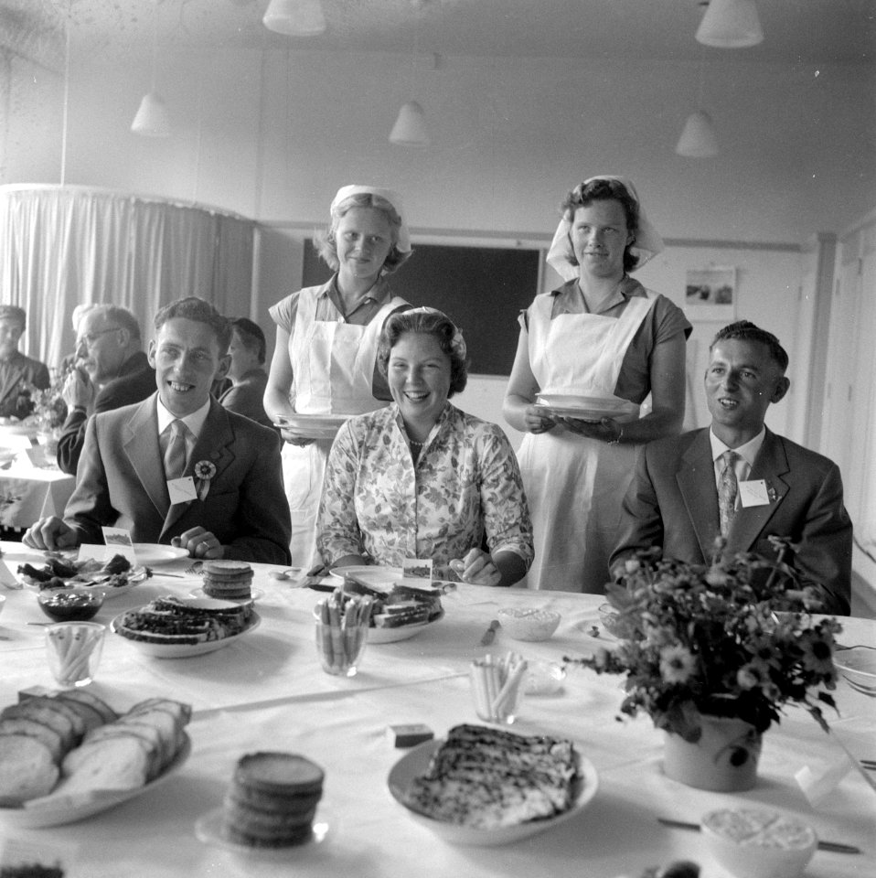 Lunch van prinses Beatrix op landbouw-huishoudschool 'De Whemekamp', Bestanddeelnr 908-9035