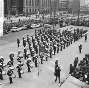 Lunchconcert door Engels muziekkorps op het Stadhuisplein Rotterdam, Bestanddeelnr 917-8079