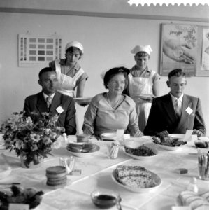 Lunch van koningin Juliana op landbouw-huishoudschool 'De Whemekamp', Bestanddeelnr 908-9034