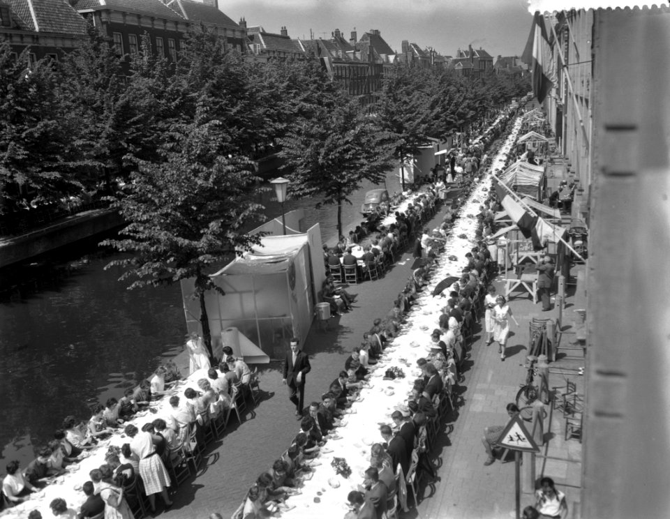 Lunch van 2000 studenten met Prinses Beatrix Leiden, Bestanddeelnr 911-3402