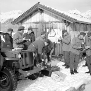 Lunchpauze tijdens de oefening met links een Willy's Jeep, Bestanddeelnr 254-4380
