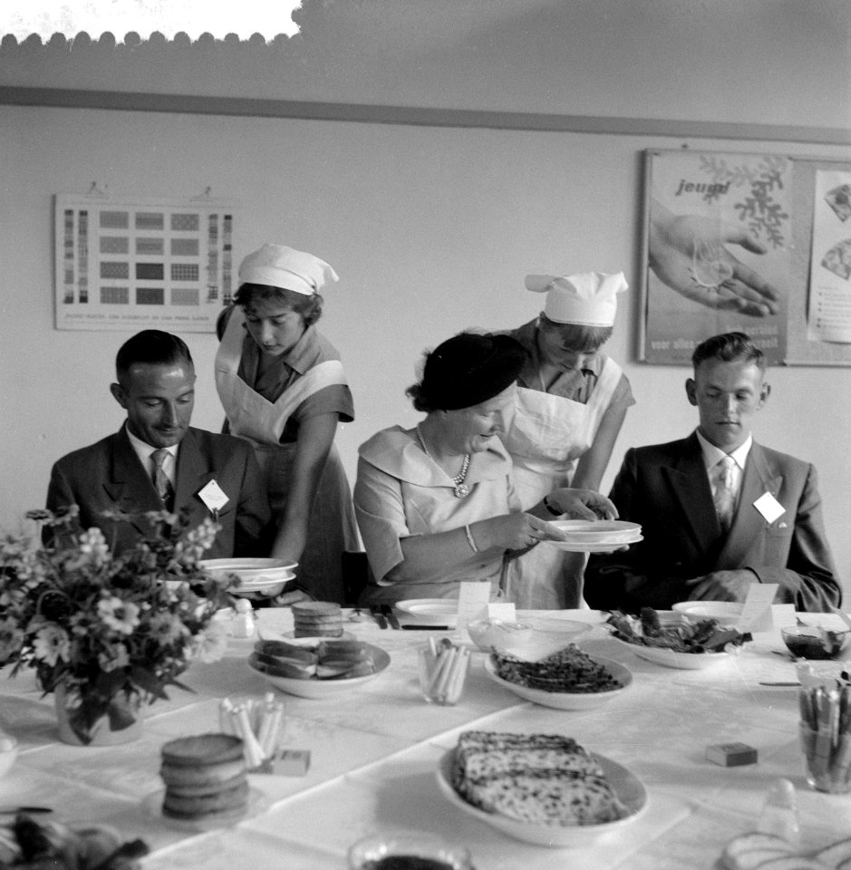 Lunch van koningin Juliana op landbouw-huishoudschool 'De Whemekamp', Bestanddeelnr 908-9041