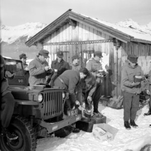 Lunchpauze tijdens de oefening met links een Willy's Jeep, Bestanddeelnr 254-4379