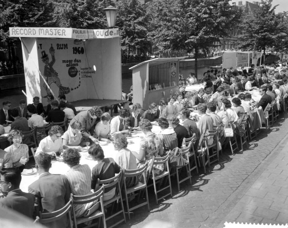 Lunch van 2000 studenten met Prinses Beatrix Leiden, Bestanddeelnr 911-3406