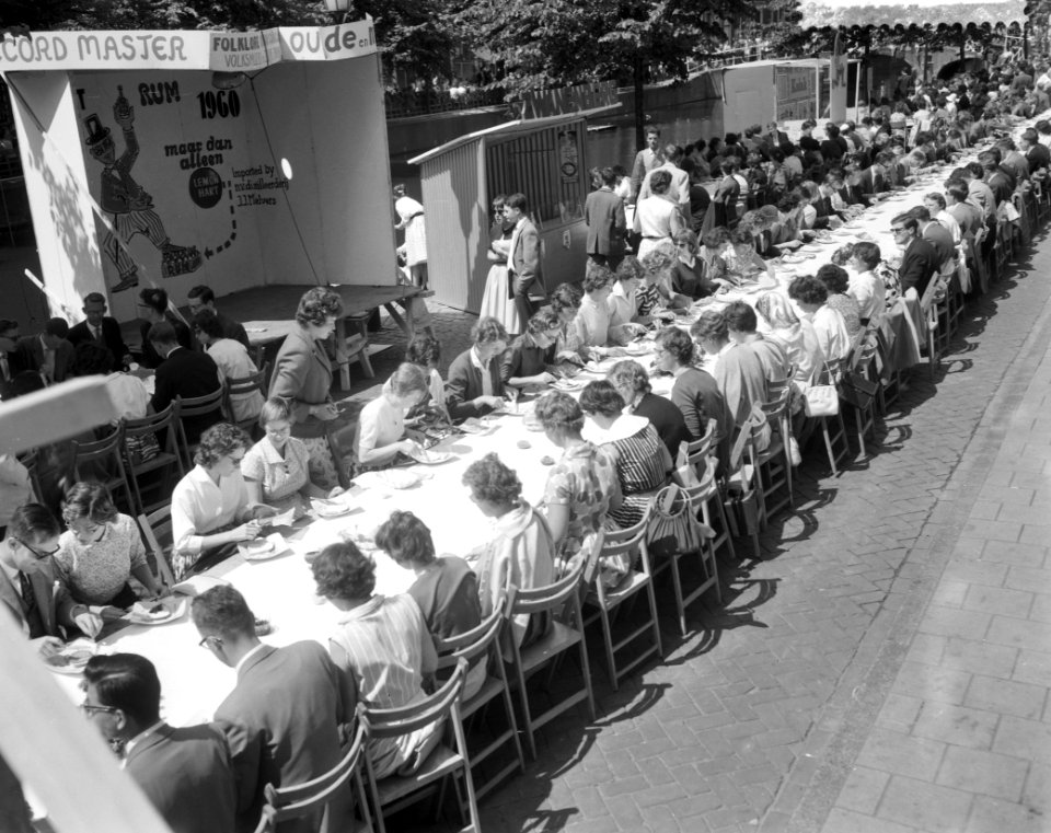 Lunch van 2000 studenten met Prinses Beatrix Leiden, Bestanddeelnr 911-3407