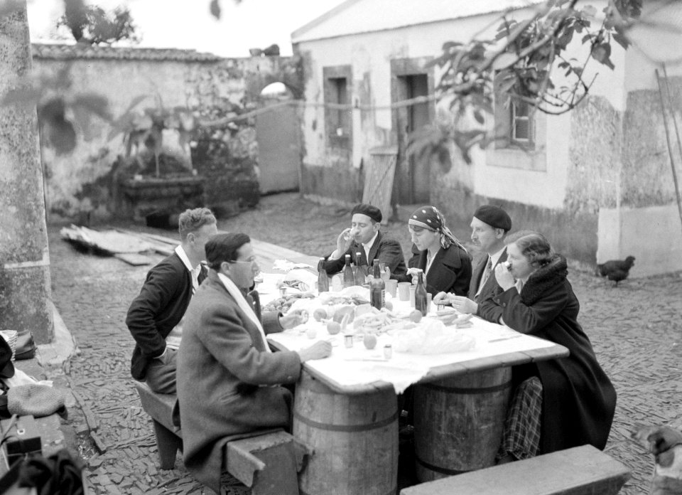 Lunch in de buitenlucht met oa Nell Langlais bij Rabacal, Bestanddeelnr 190-0220