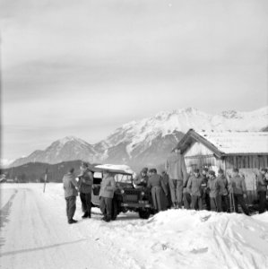 Lunchpauze tijdens de oefening met links een Willy's Jeep, Bestanddeelnr 254-4376