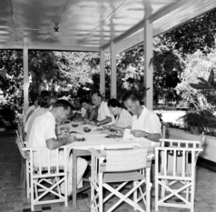 Lunch bij de Billiton Maatschappij Suriname in Onverdacht, Bestanddeelnr 252-5077