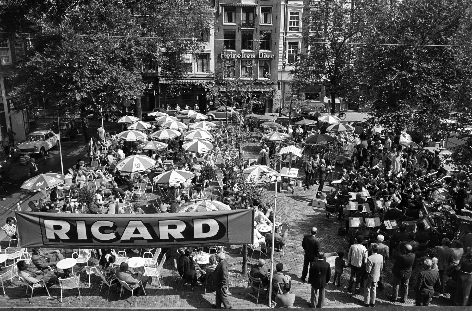 Lunchconert op terras Leidseplein door politiekapel, Bestanddeelnr 924-7925