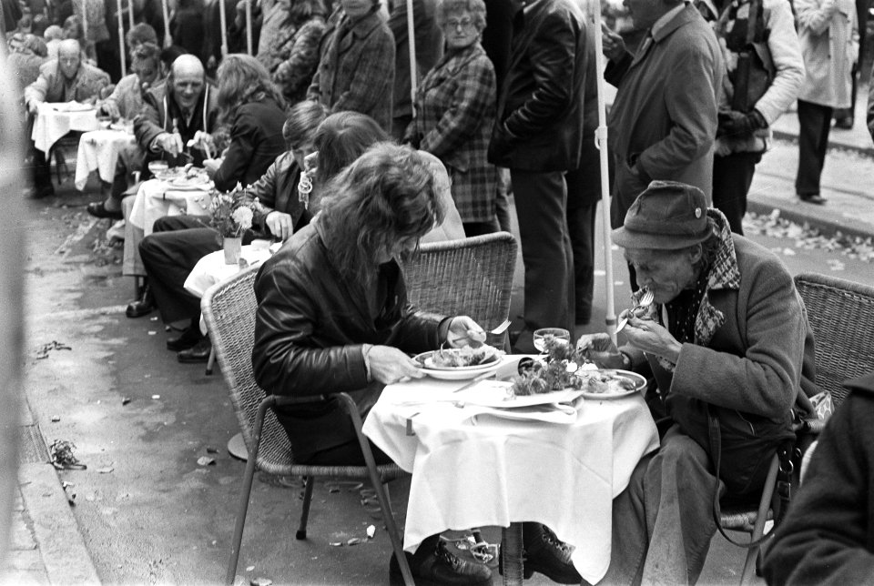 Luxe maaltijd voor Amsterdamse clochards op Rembrandtplein overzicht, Bestanddeelnr 928-2090