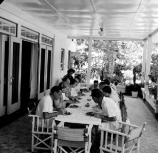Lunch bij de Billiton Maatschappij Suriname in Onverdacht. Linksachter mevrouw Z, Bestanddeelnr 252-5079