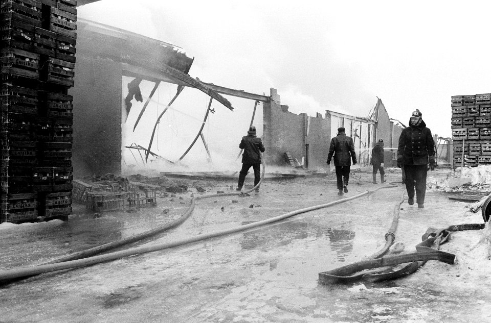 Luycksfabriek bij Diemen afgebrand. Overzicht brand, Bestanddeelnr 914-7223