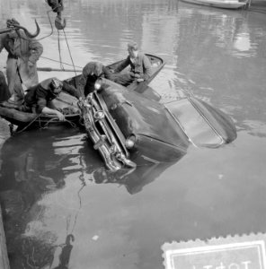 Luxe auto te water in Kloveniersburgwal, Bestanddeelnr 907-1481