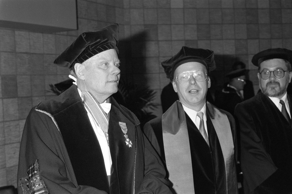 Lustrumviering Erasmus Universiteit eredoctor prof.dr.drs. A.C.R. Dreesmann (l), Bestanddeelnr 934-3536