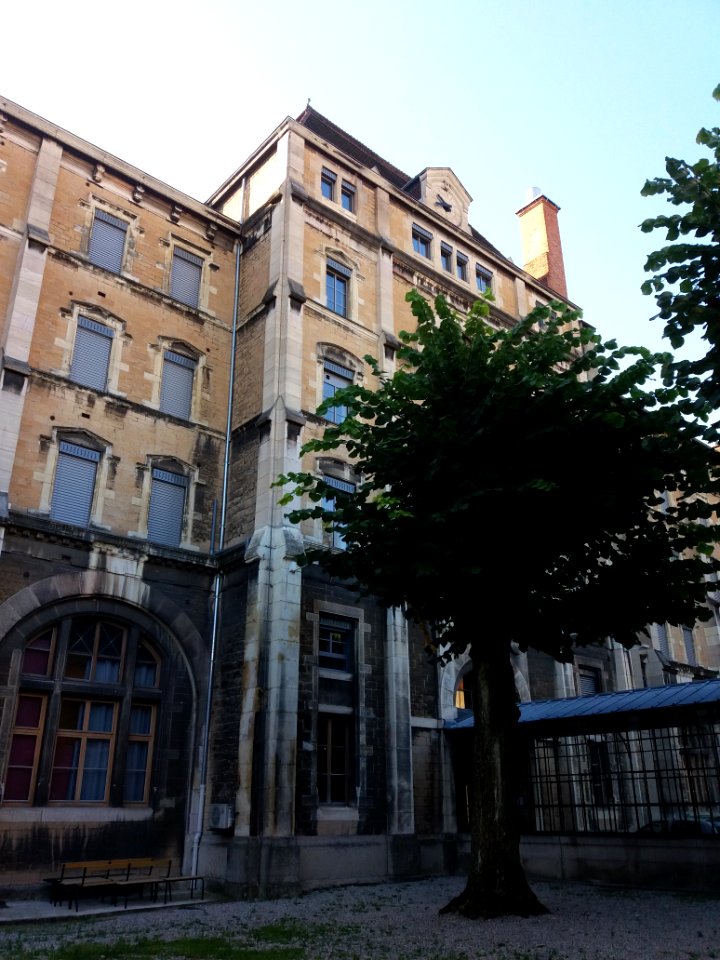 Lycée de Saint-Just de Lyon - Cour - Façade sud-est et verrière