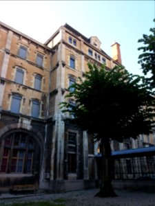 Lycée de Saint-Just de Lyon - Cour - Façade sud-est et verrière