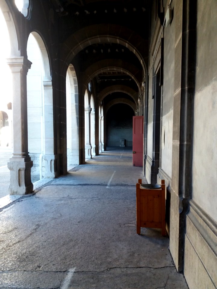 Lycée de Saint-Just de Lyon - Grande cour - Préau