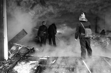 Luycksfabriek bij Diemen afgebrand. Een paar brandweerlieden wagen zich in de vl, Bestanddeelnr 914-7224