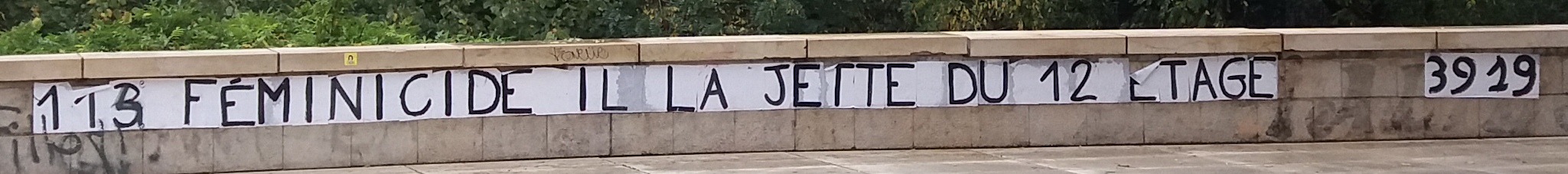 Lyon 1er - Esplanade de la Grande Côte, banderole contre les féminicides (cropped)