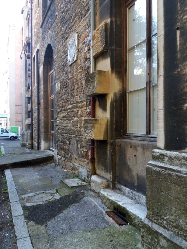 Lycée de Saint-Just de Lyon - Façade nord-ouest - Tenons d'une extension jamais construite