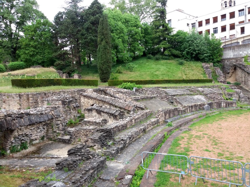 Lyon - Amphithéâtre des Trois Gaules - Vu depuis la rue Lucien Sportisse 2