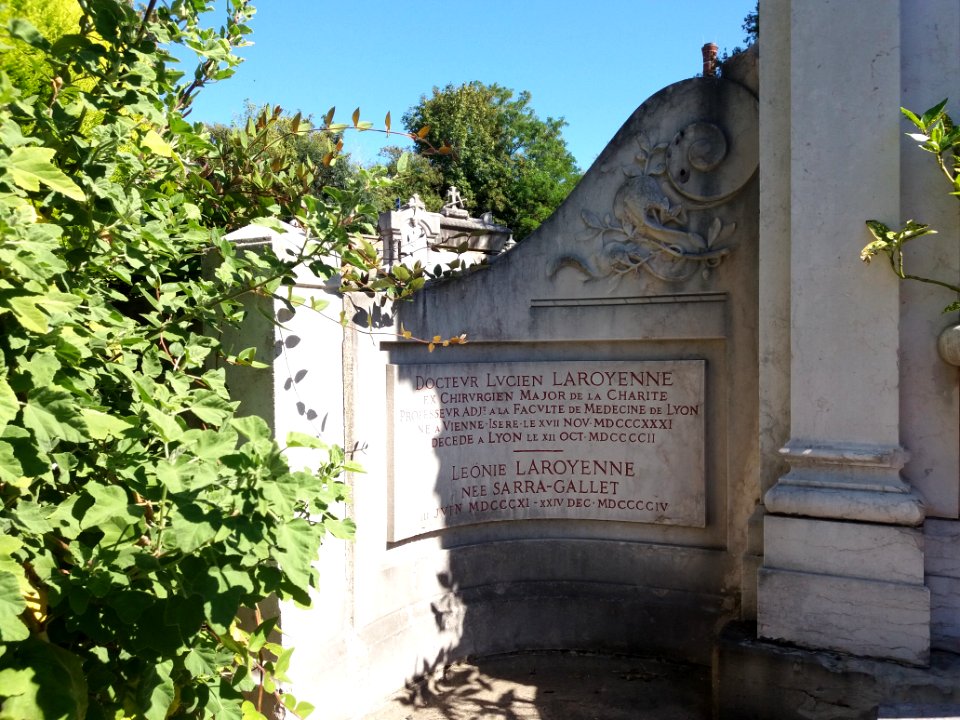 Lyon - Cimetière de Loyasse - Allée 17 - Tombe de Lucien Pierre Laroyenne - Plaque Docteur Lucien Laroyenne Ex Chirurgien Major de la Charité - 1831-1902