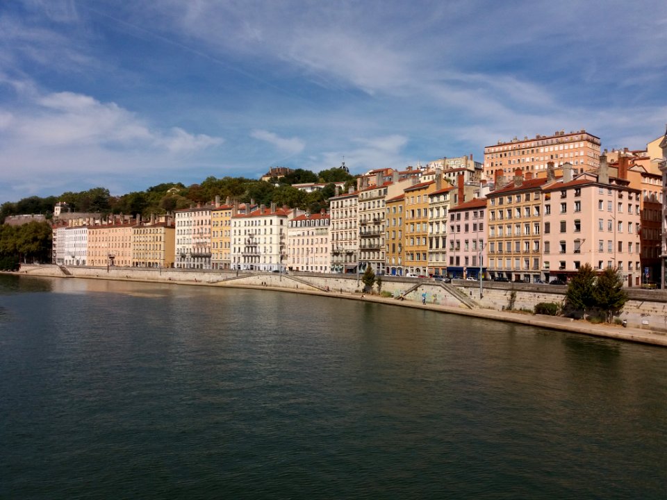 Lyon - Quai Saint-Vincent - Domaine des Chartreux au sommet de la colline
