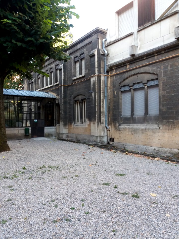 Lycée de Saint-Just de Lyon - Cour - Façade nord-ouest et verrière