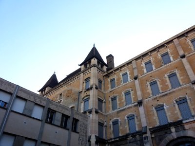 Lycée de Saint-Just de Lyon - Cour - Haut de l'angle est