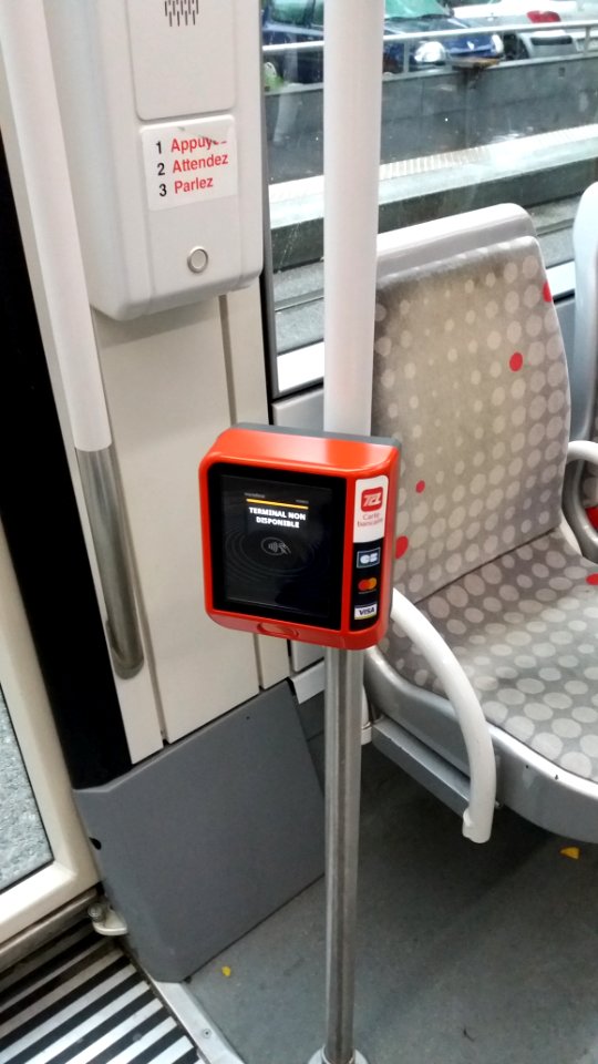 Lyon - Tram T4 - Terminal de paiement par carte bancaire