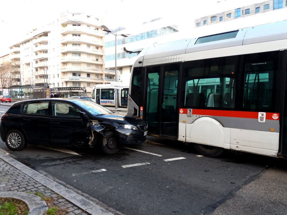 Lyon - TCL Irisbus - accident au carrefour Thiers-Lafayette 2