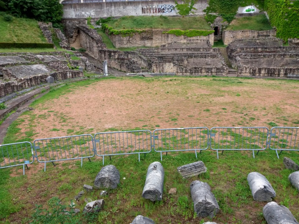 Lyon - Amphithéâtre des Trois Gaules - Vu depuis la rue Lucien Sportisse