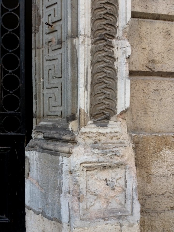 Lyon - Rue Sully - Bas du pilier droit de l'arc de la chapelle Notre-Dame-de-Confort