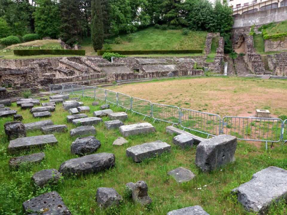 Lyon - Amphithéâtre des Trois Gaules - Vu depuis la rue Lucien Sportisse 3