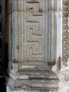 Lyon - Rue Sully - Bas du pilier droit de l'arc de la chapelle Notre-Dame-de-Confort - Détail