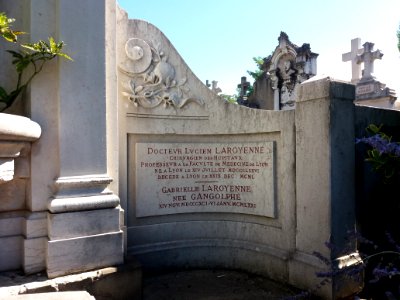 Lyon - Cimetière de Loyasse - Allée 17 - Tombe de Lucien Pierre Laroyenne - Plaque Docteur Lucien Laroyenne Chirurgien des Hôpitaux - 1876-1950