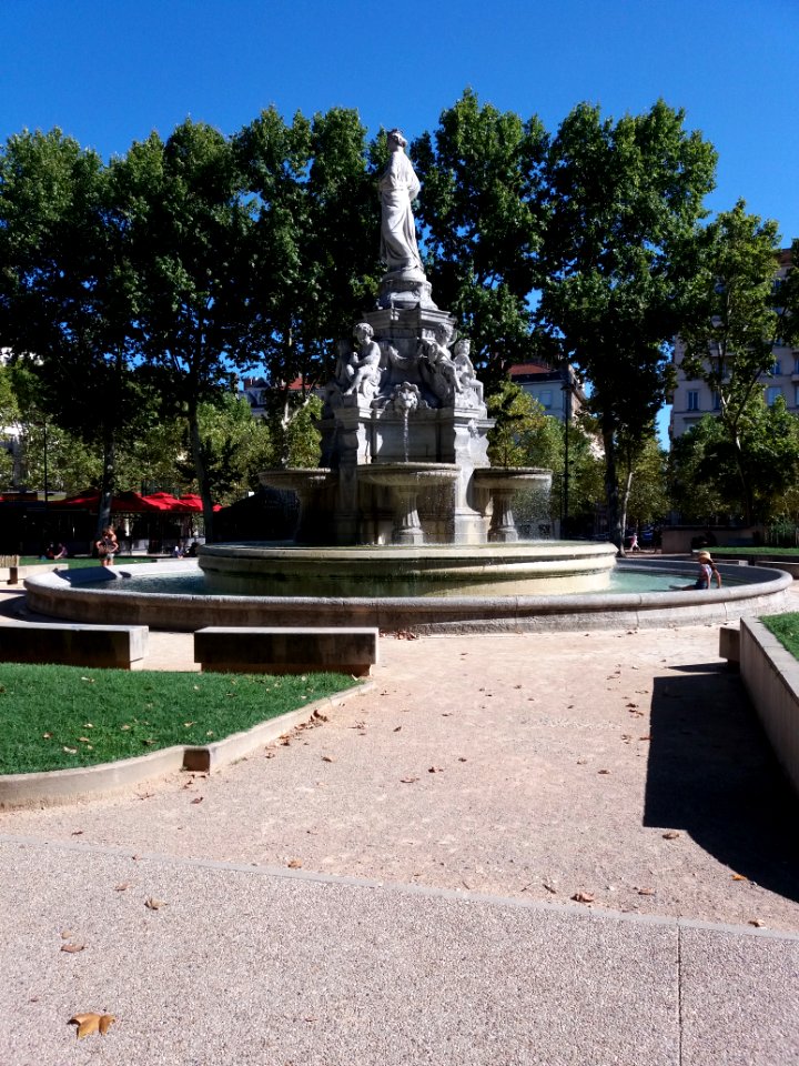 Lyon - Place du Maréchal Lyautey - Fontaine de dos