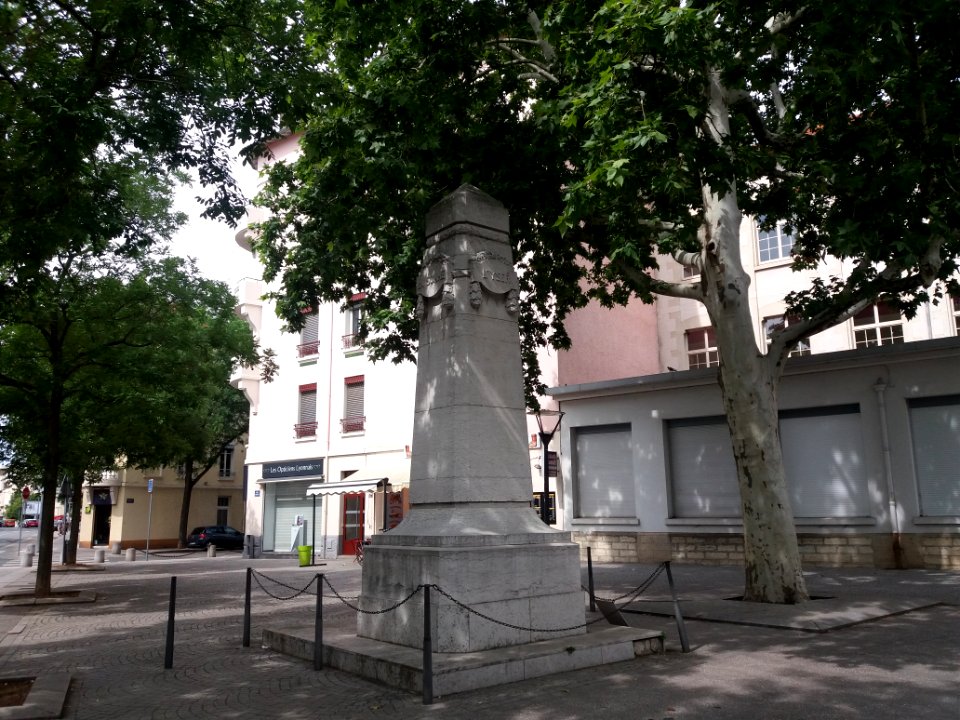 Lyon - Place Belleville - Monument aux morts - Côtés La Somme et L'Yser