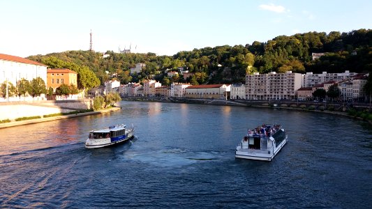 Lyon - Saône et deux bateaux - Aval depuis le pont Général Kœnig
