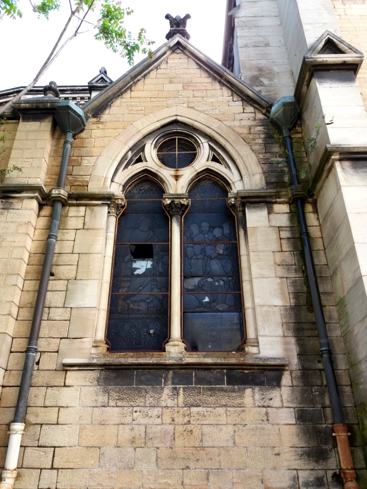 Lyon 1er - Église Saint-Bernard, façade ouest, vitrail cassé