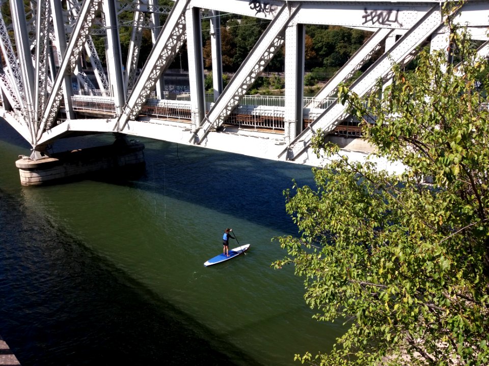 Lyon - Confluences - Stand up paddle remontant la Saône