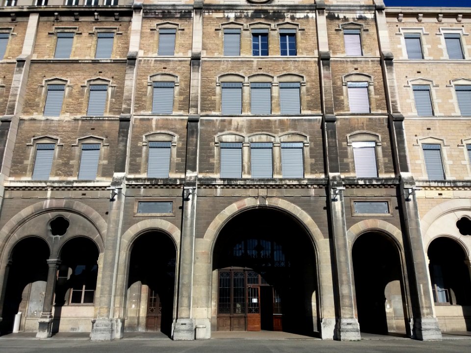 Lycée de Saint-Just de Lyon - Grande cour - Façade - Partie centrale