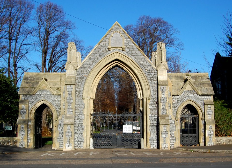 Lychgate at Kingston Cemetery, St Mary's Road, Kingston, Portsmouth (NHLE Code 1387194) (November 2017) (4)