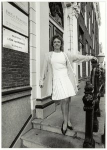 Lydia van Wooning voor haar balletstudio aan de Nieuwe Gracht 74, NL-HlmNHA 54034032