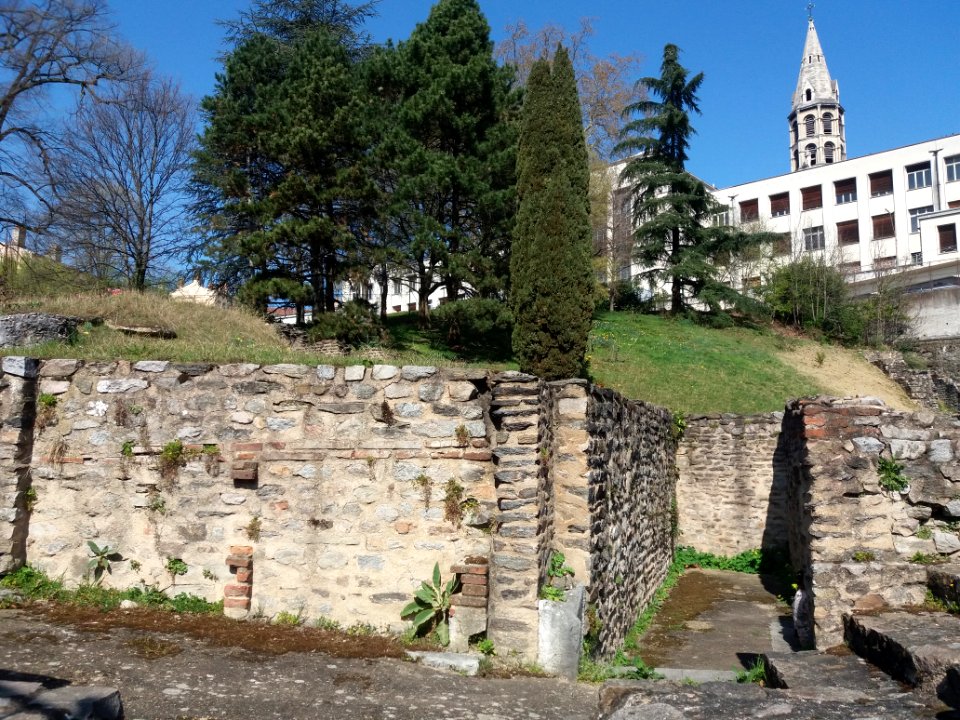 Lyon 1er - Amphithéatre des Trois Gaules, allées et arbres