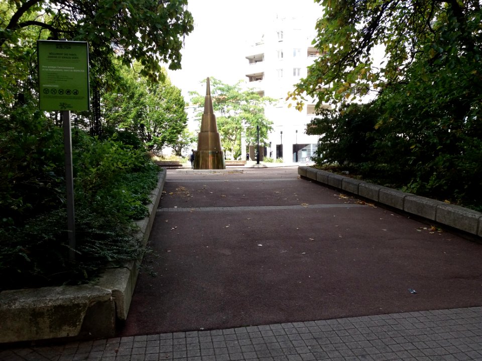 Lyon 4e - Place Édouard Charret, vers le nord