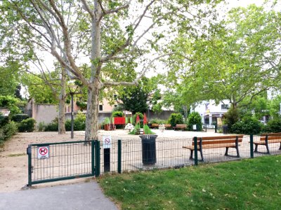 Lyon 4e - Place Émile Chanel, depuis la rue Henri Ferré
